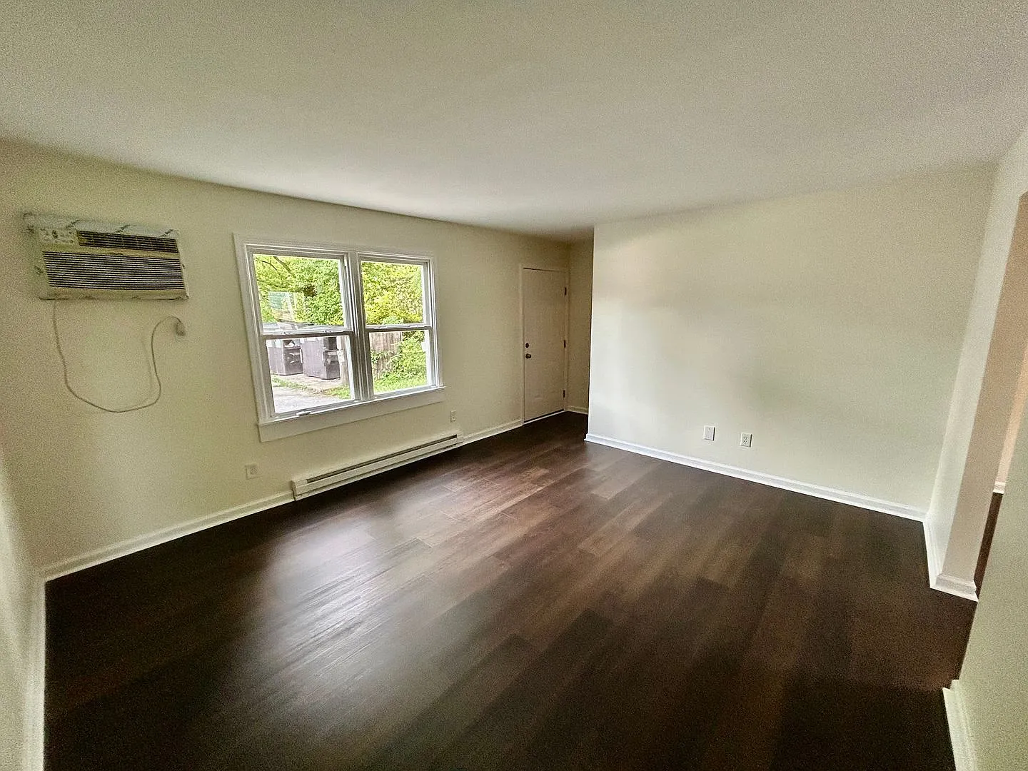 First Month Half Off - 2 Bedroom In Versailles! — Photo 3