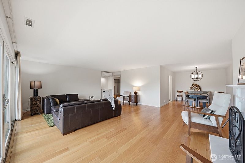 5th image of 2565 Dexter Avenue N #103