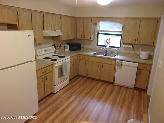 3rd image of 3074 Sea Gate Cir #3074