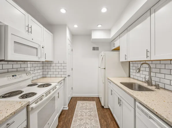 143 Green Turtle Ln APT 8, Charlottesville, VA 22901