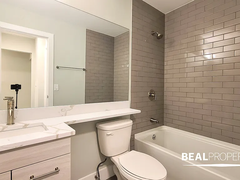 445 W Barry — Photo 44