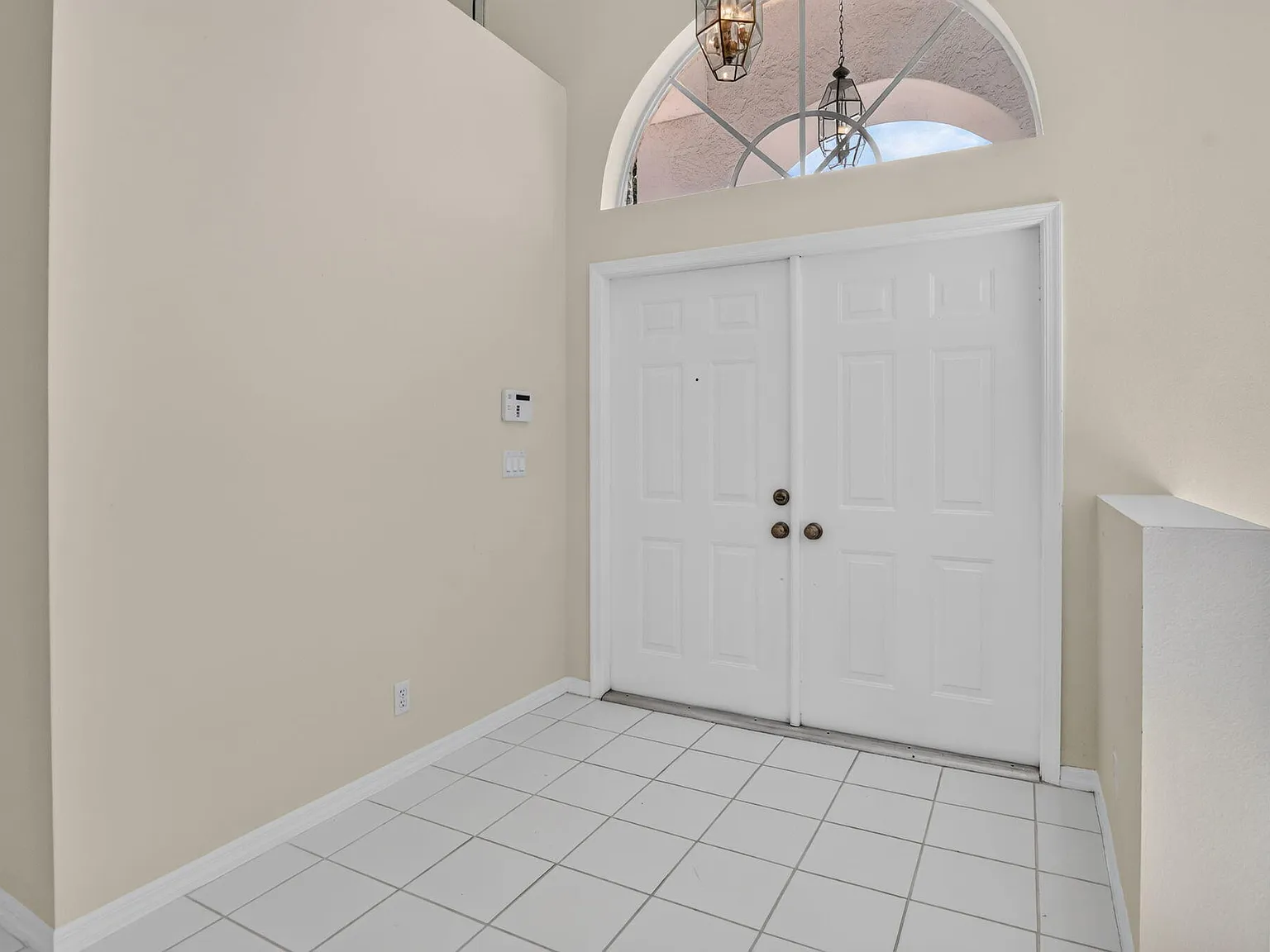 3 bed, 2.0 bath, 2095 sqft, $5,000 — Photo 2