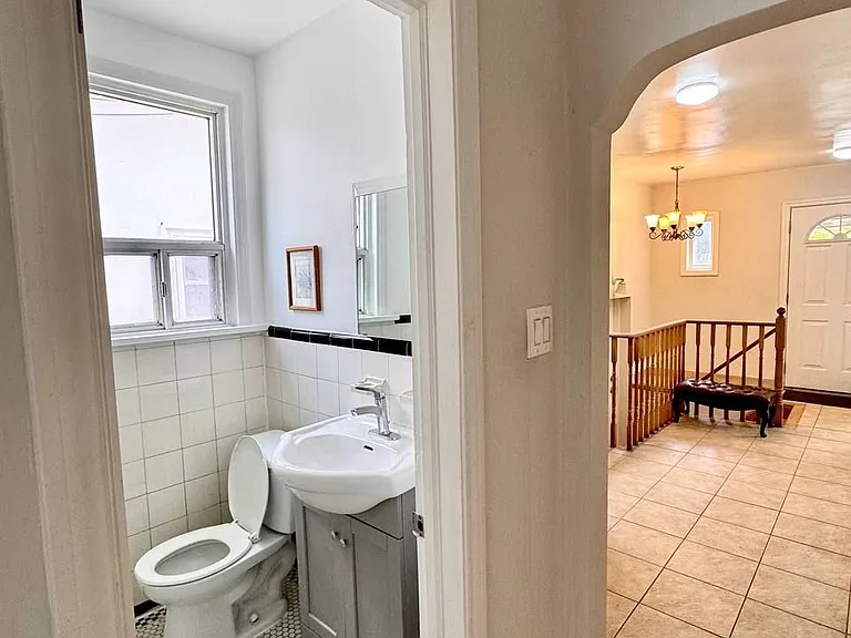 32 Belgravia Ave #MAIN — Photo 12