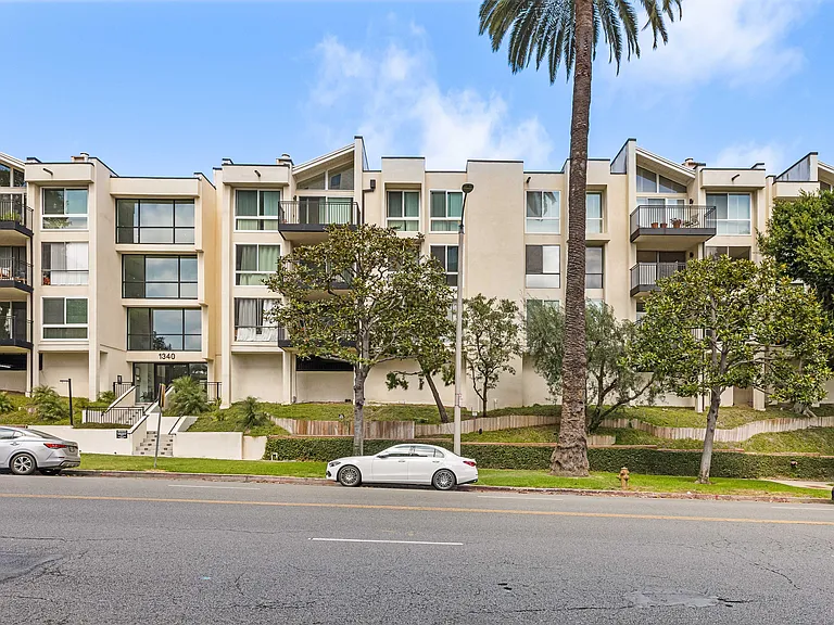 1340 S Beverly Glen Blvd #202 — Photo 36