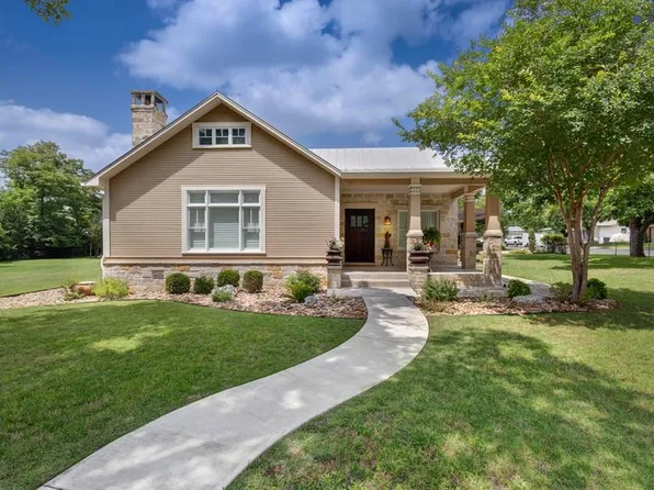 310 E Centre St, Fredericksburg, TX 78624