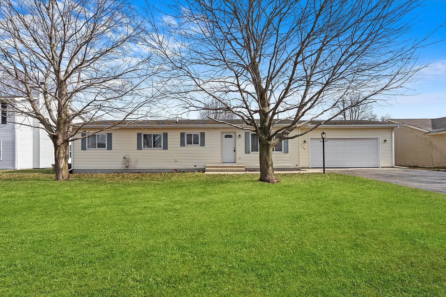 9702 Woods Ln photo 1