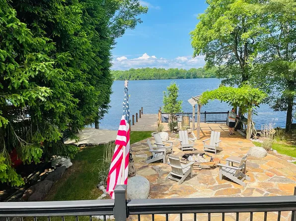 240 S Lake Dr, Lake Harmony, PA 18624