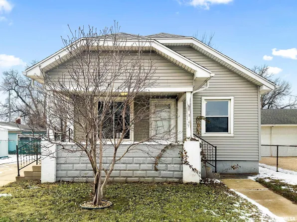 1813 S 2nd St, Pekin, IL 61554