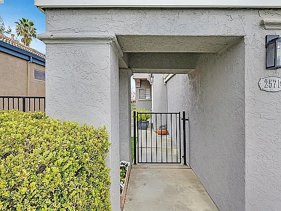 2571 Cherry Hills Dr — Photo 2