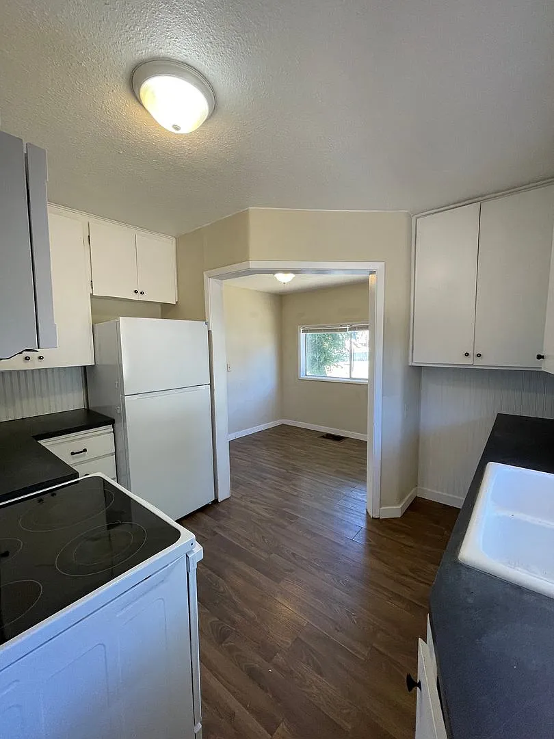 Charming 3bdrm, 1 bath house with fenced yard and basement less than 2 miles from Oregon Tech and... — Photo 4