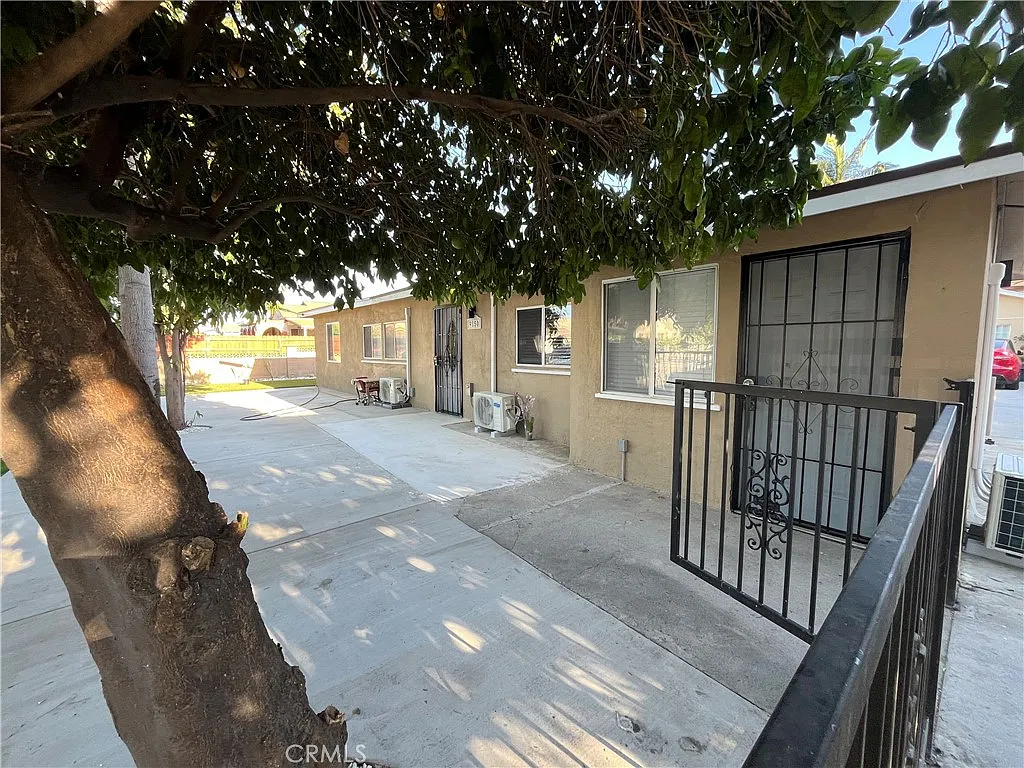 2 bed, 700 sqft, $2,600 — Photo 2