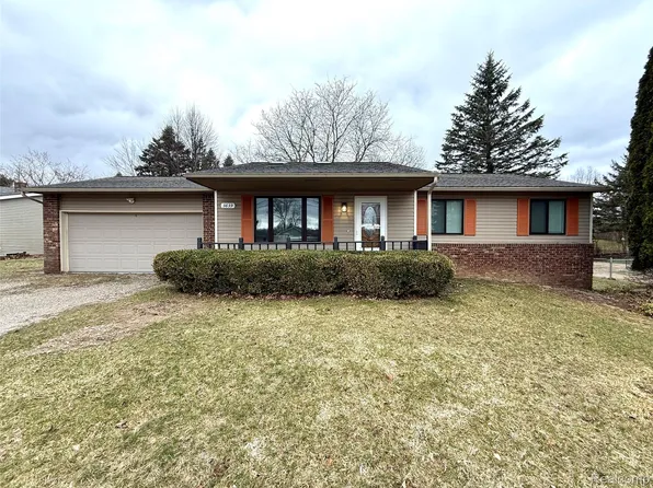 3639 Loch Dr, Highland, MI 48357