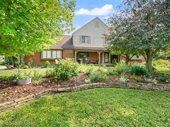 2355 Hillendale Dr, Rochester Hills, MI 48309