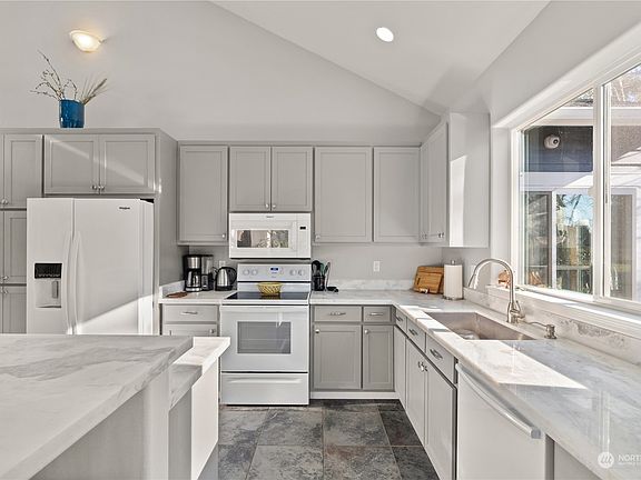 4th image of 695 Fern Court SE