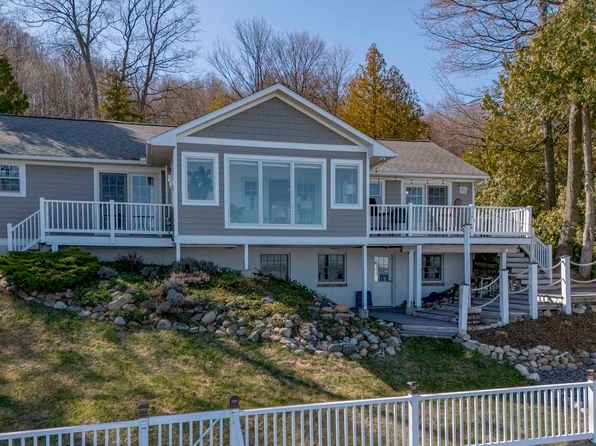 705 S Nanagosa Trl, Suttons Bay, MI 49682