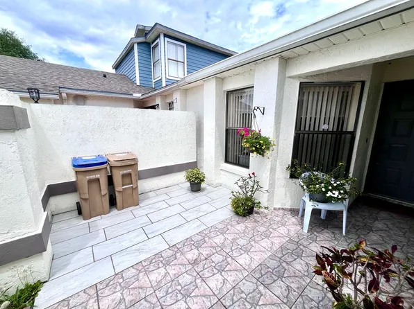 29 Lakepointe Circle, Kissimmee, FL 34743