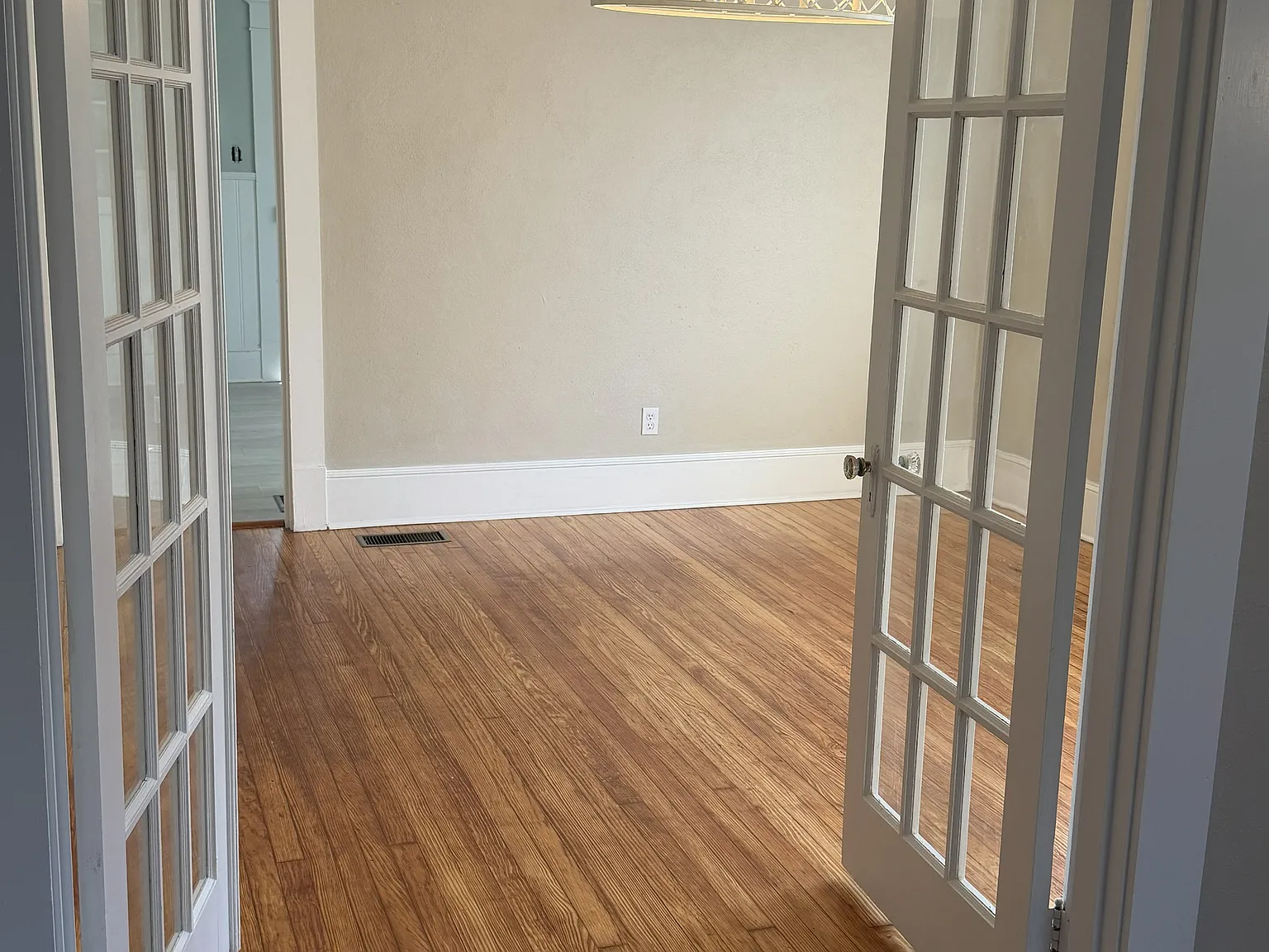 3 bed, 1.5 bath, 1200 sqft, $1,760 — Photo 2