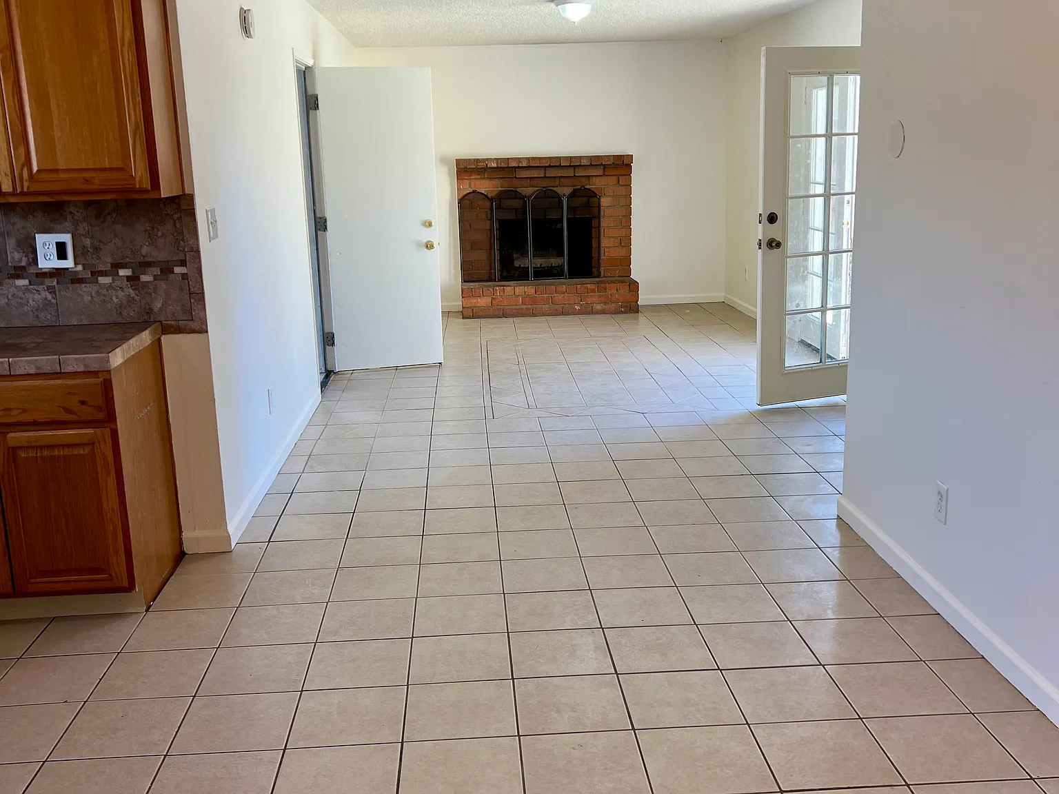 3 bed, 1406 sqft, $2,300 — Photo 2