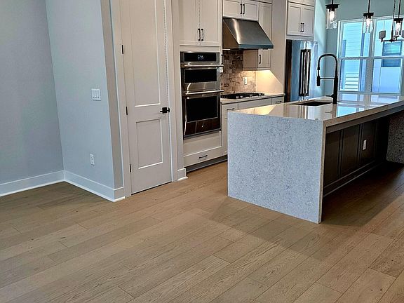 3rd image of 1615 PIAZZA Place