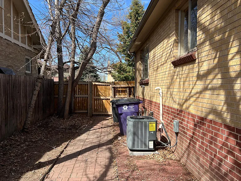 988 Detroit St — Photo 24