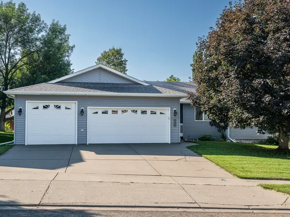 3053 Greenwood Dr, Bismarck, ND 58503