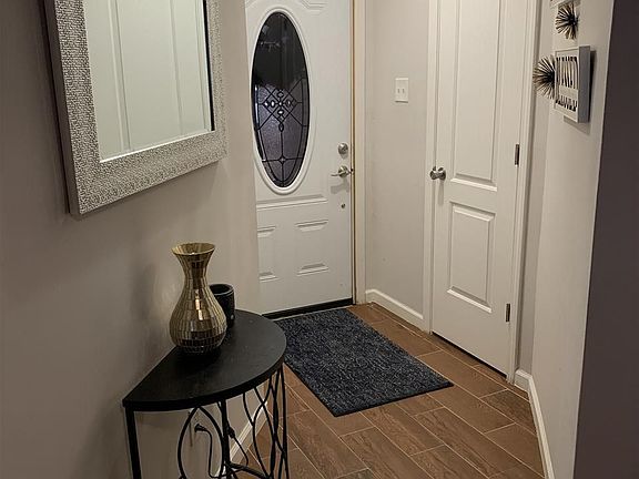 3rd image of 6085 Windsong St