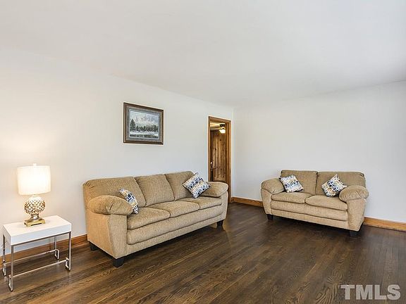 3rd image of 2533 Dare St