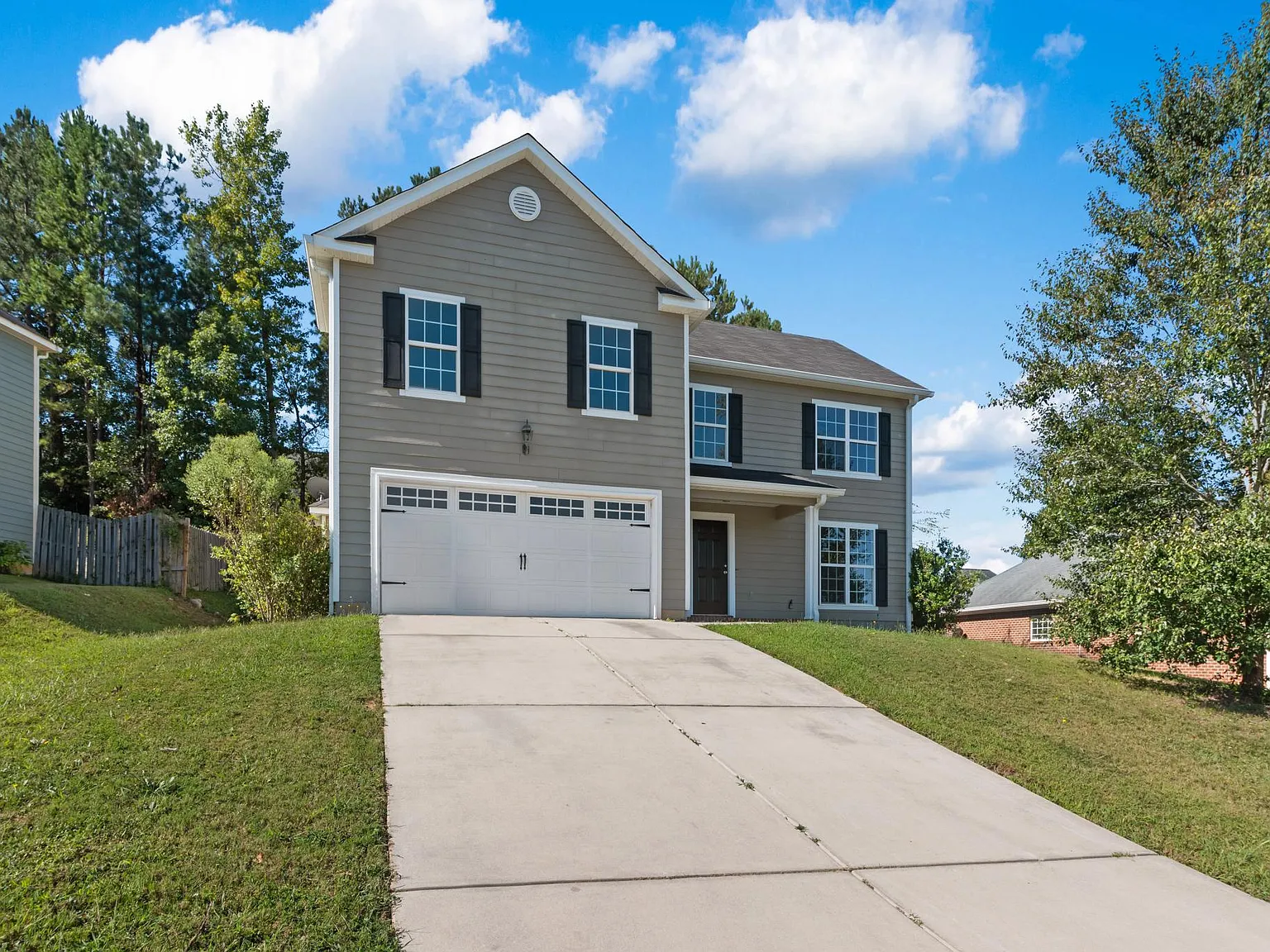 4 bed, 2.5 bath, 2208 sqft, $2,300 — Photo 2