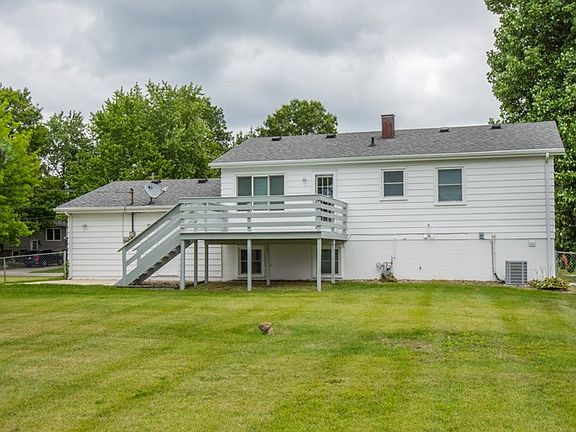 3rd image of 32 Barberry Dr