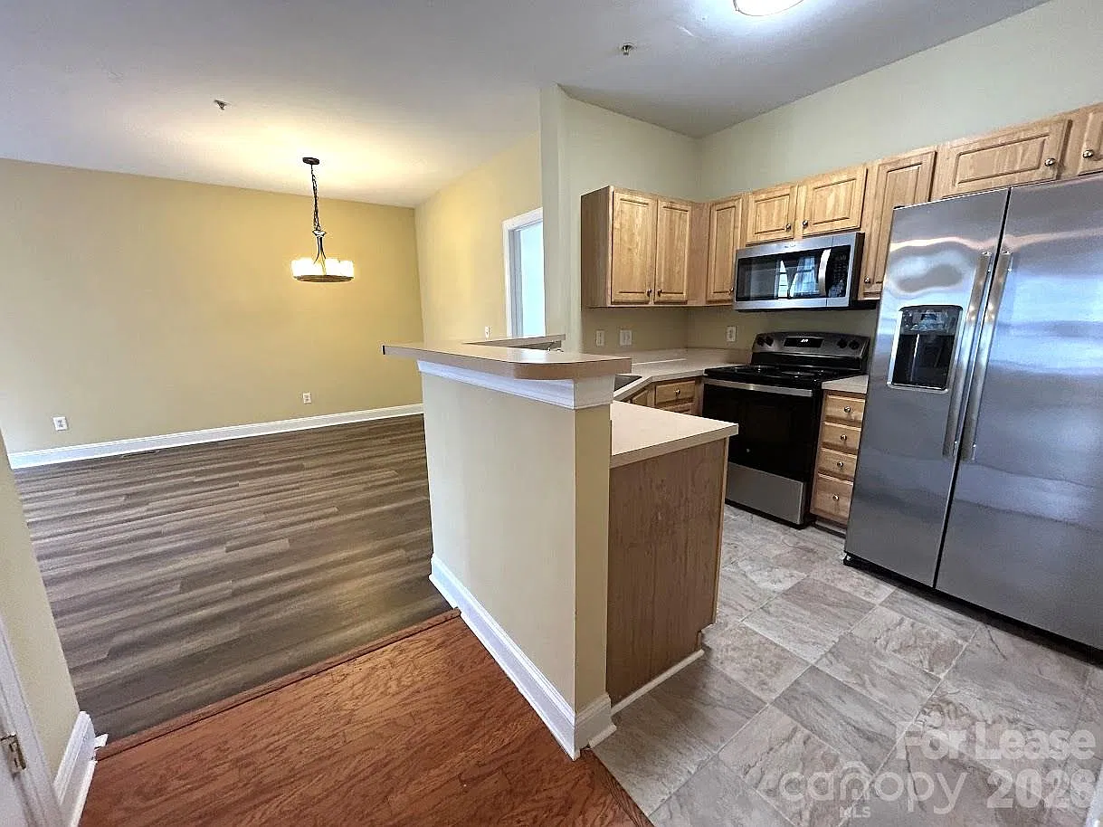 3 bed, 3.0 bath, 1353 sqft, $1,800 — Photo 2