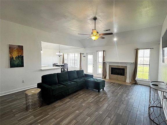 3rd image of 70 Tuscany Dr