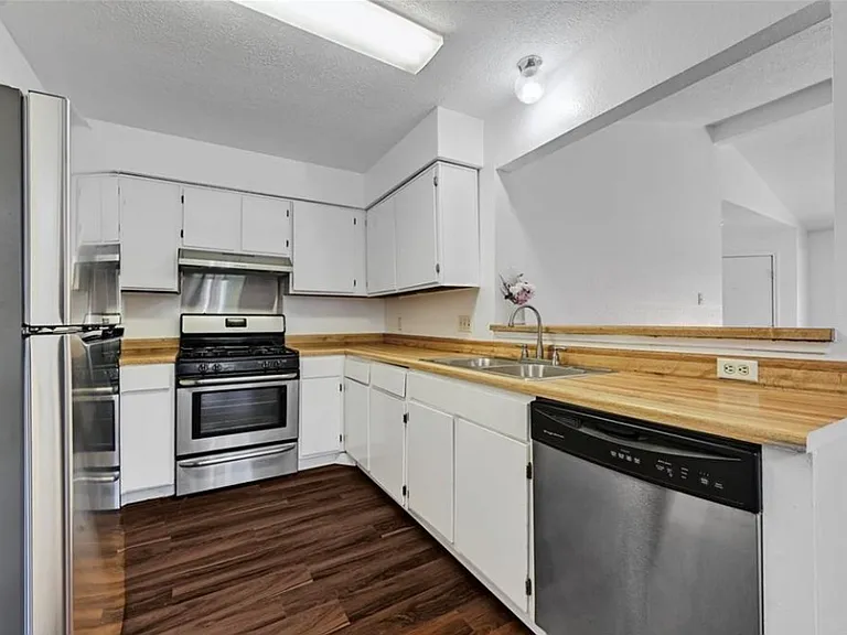 9601 Holly Springs Dr — Photo 15