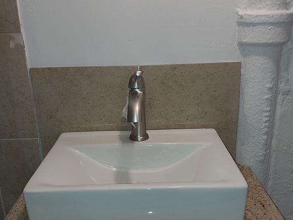 5th image of 1140 Essex St #3