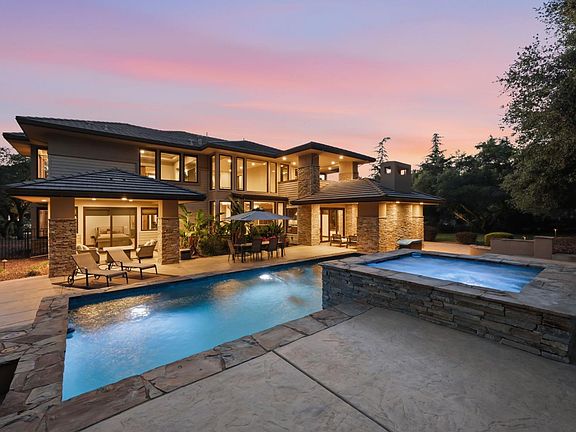3rd image of 988 Villa Del Sol