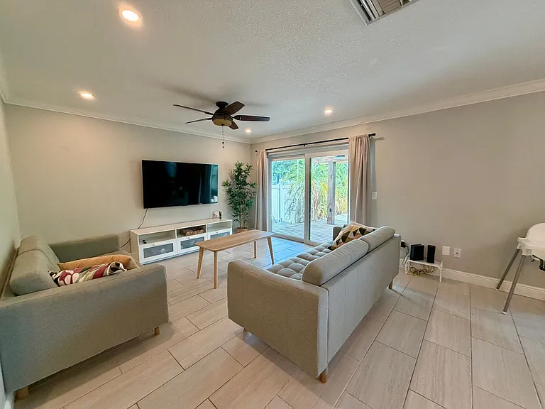 2416 W Chicago Ave — Photo 9