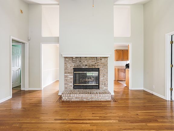 3rd image of 317 Huntington Dr