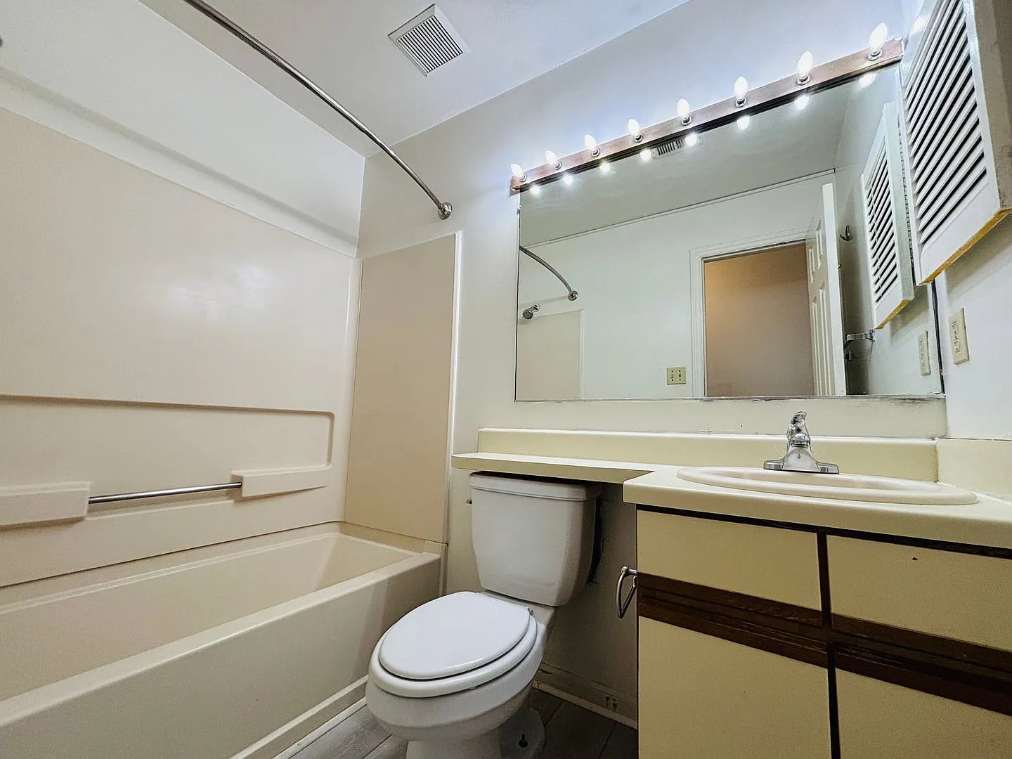 3 Bedroom, 2 Bath Condo — Photo 4