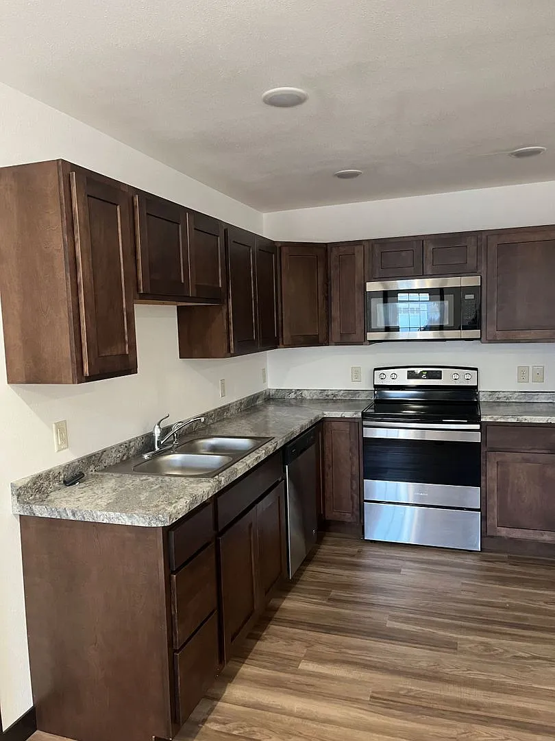 1007 University Avenue — Photo 3