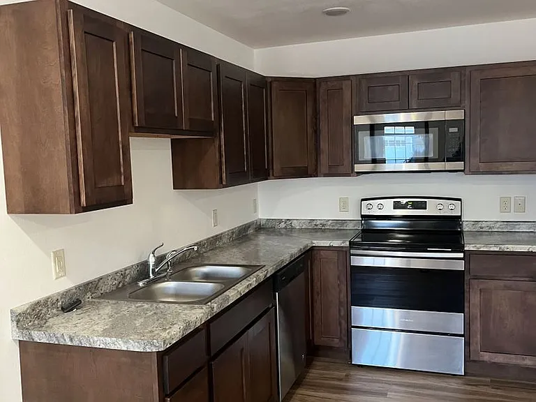 1009 University Ave — Photo 3