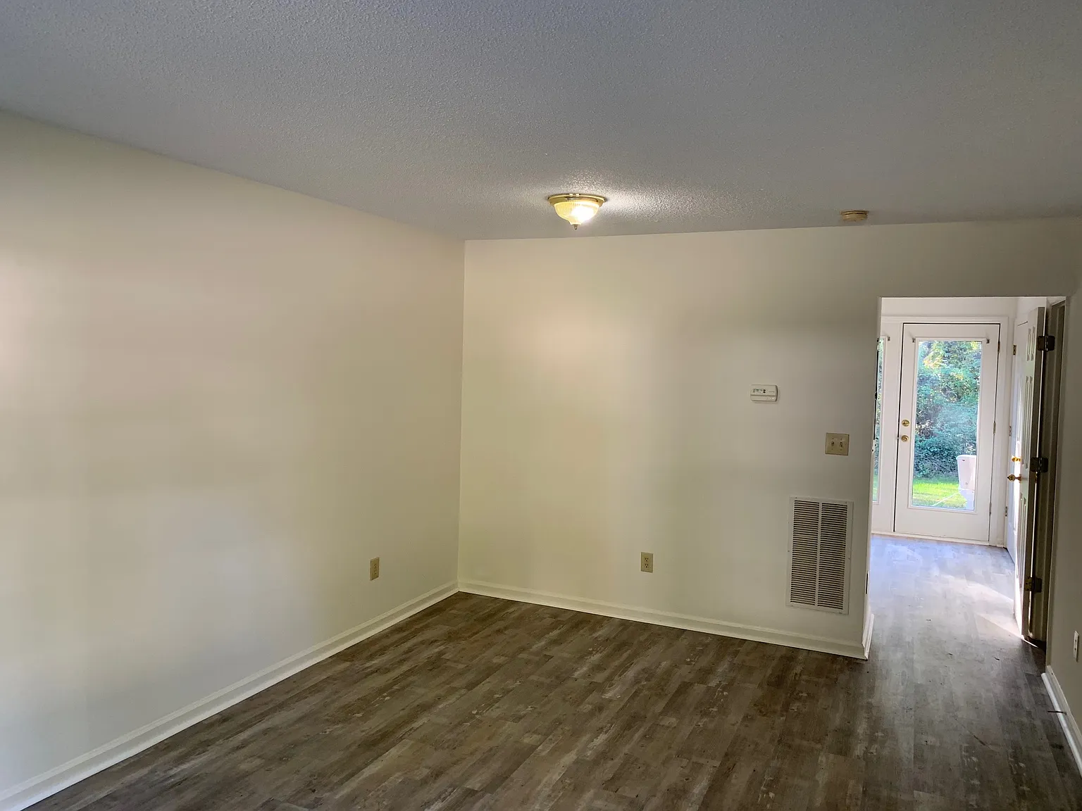 2 bed, 1.5 bath, 950 sqft, $1,100 — Photo 3