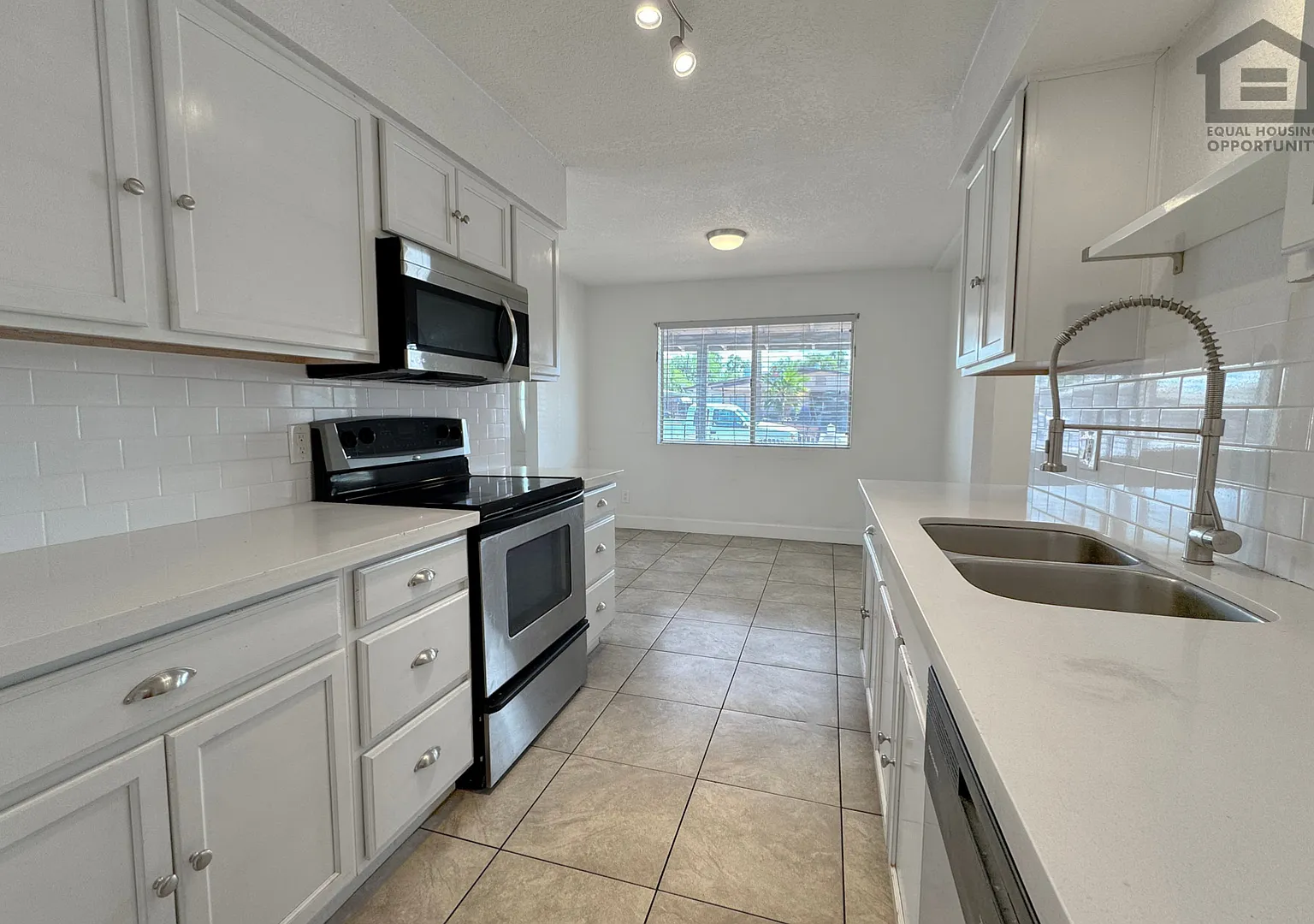 4Bed/2Bath House at Chandler Blvd/McQueen Rd! Ready for Immediate Move-In! NO HOA! — Photo 1
