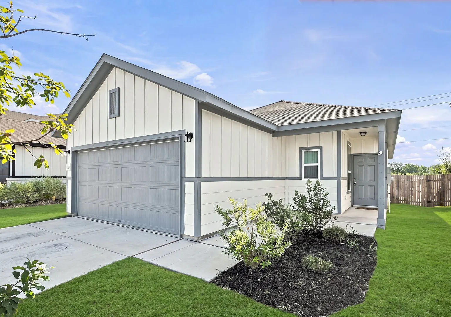 Comfort, Convenience & Easy Living in Davis Ranch — Photo 2