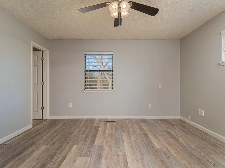 1910 Oak Hills Dr — Photo 5