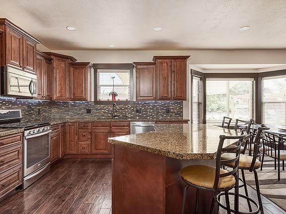 5th image of 2082 W Woodview Dr