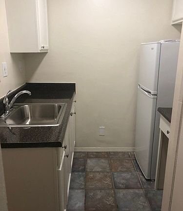 5th image of 416 Rose Ave