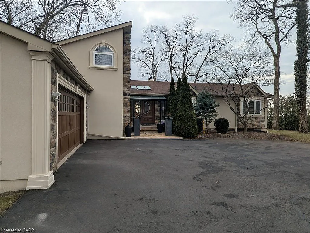 3346 Lakeshore Rd W photo 1