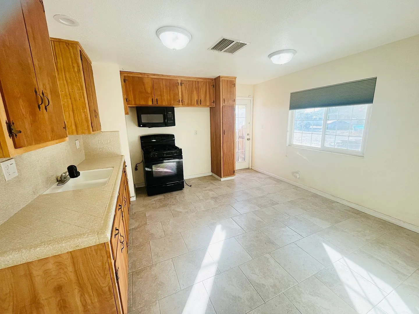 2 Bedroom 1 Bathroom Home! — Photo 3