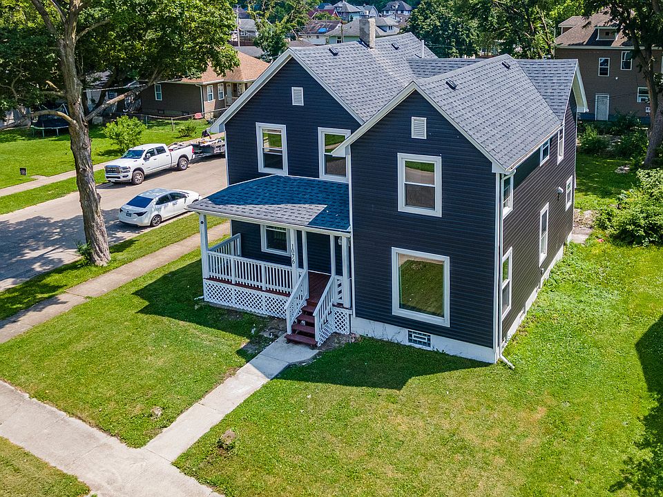 1st image of 1076 E Maple St
