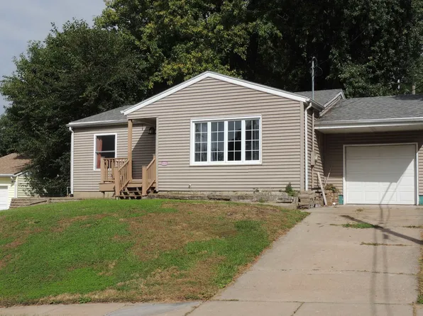 1825 Scenic View Dr, Dubuque, IA 52001