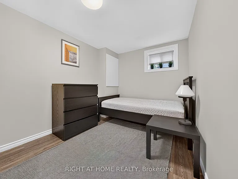 1599 Sandgate Cres #LOWER — Photo 14